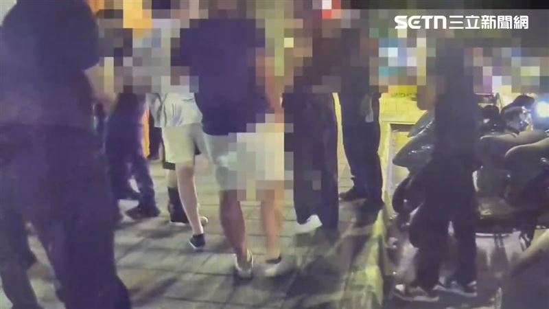 北市齊男等3人攔車動作過大，引發孟男等8人包圍Uber。（圖／翻攝畫面）
