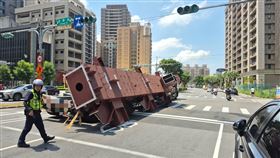 新北,三重,聯結車,鋼柱,掉落。（圖／翻攝畫面）