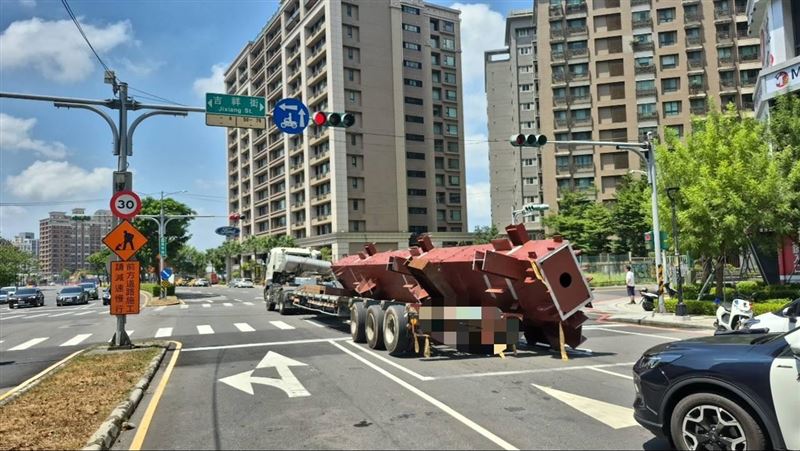 新北三重聯結車鋼柱掉落。（圖／翻攝畫面）