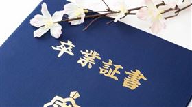 日本畢業生起薪創新高！年輕世代仍喊吃不消　住房困境浮出檯面、卒業證書、日本高校、畢業生（示意圖／翻攝自pixabay） 