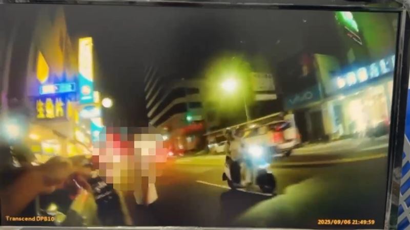 警方趕抵現場時，發現侯男正砸車，當場喝斥他停止。（圖／翻攝畫面）