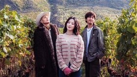 黃宣（左起）、舒華和陳柏霖感受葡萄園中的優良風土條件。（圖／《出去一下》提供）