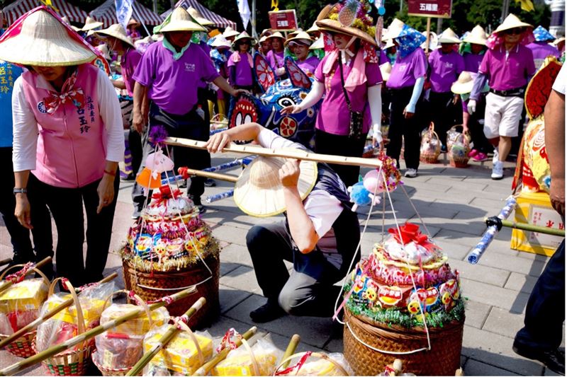 挑擔踩街。(圖/翻攝自桃園客家義民祭粉絲專頁)