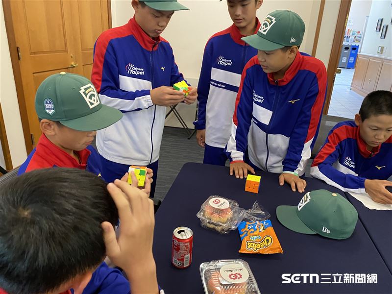 這一次小將們比的不是球速而是解魔術方塊的速度，毛台勝大讚孩子們都很機靈和聰明，一點就會。（圖／北美台灣一級棒聯盟授權提供）