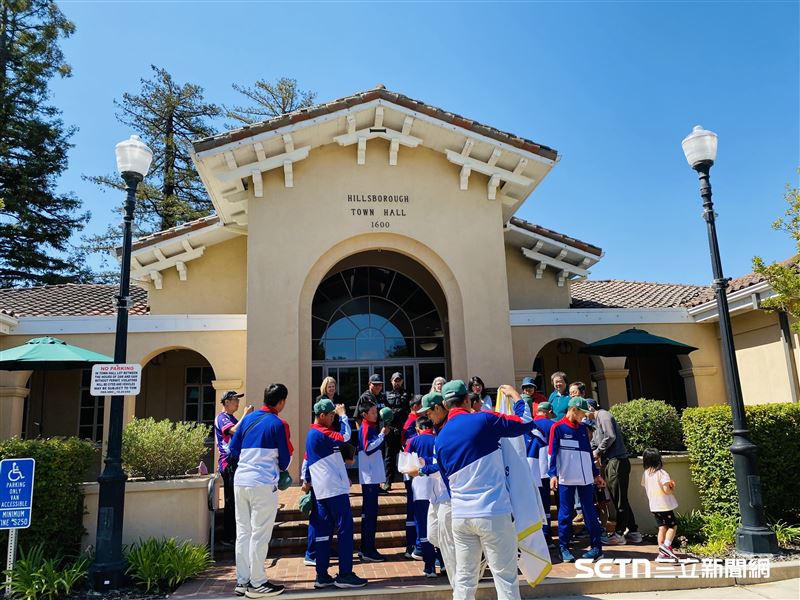 得知威廉波特世界少棒聯盟錦標賽（Little League World Series）冠軍棒球隊要來，當地不少居民也紛紛來一睹東園國小棒球隊風采，甚至還有人拿棒球要給小將簽名。（圖／北美台灣一級棒聯盟授權提供）