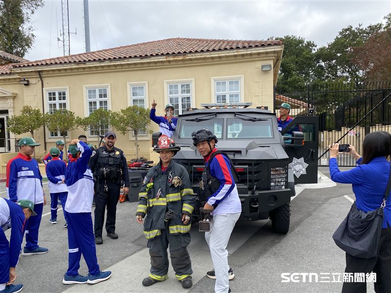 當地警消都非常熱情，讓東園國小棒球隊盡情的體驗消防和警察設備，也會詳細介紹功能，讓孩子們更了解。（圖／北美台灣一級棒聯盟授權提供）