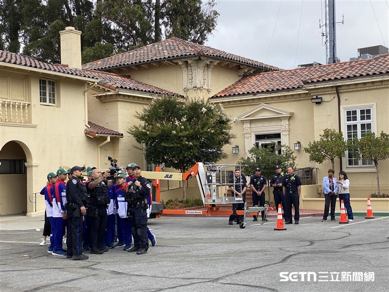當地警察為孩子們示範無人機偵查，告訴他們怎麼在警方抵達現場前，先透過無人機瞭解事發現場的狀況。（圖／北美台灣一級棒聯盟授權提供）