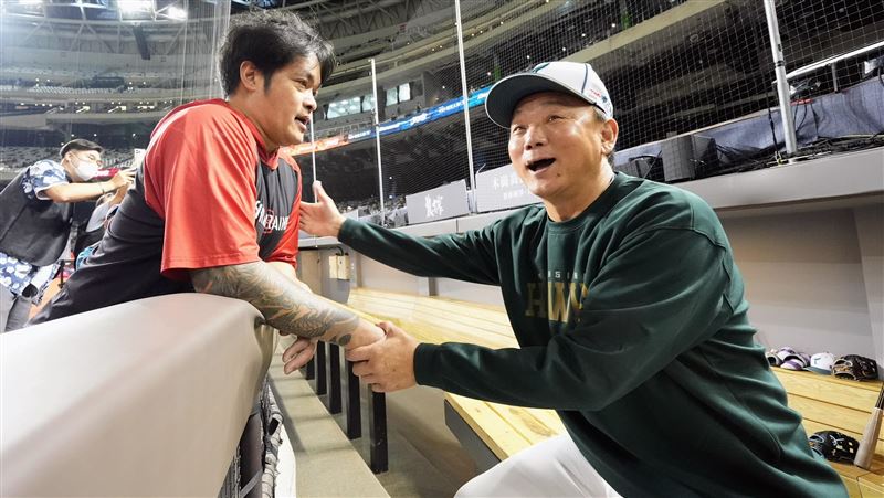 林智勝無預警跑到台鋼雄鷹休息室，與總教練洪一中握手破冰。（圖／味全龍提供）