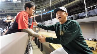 林智勝無預警握手洪一中　擁抱暢聊談心！