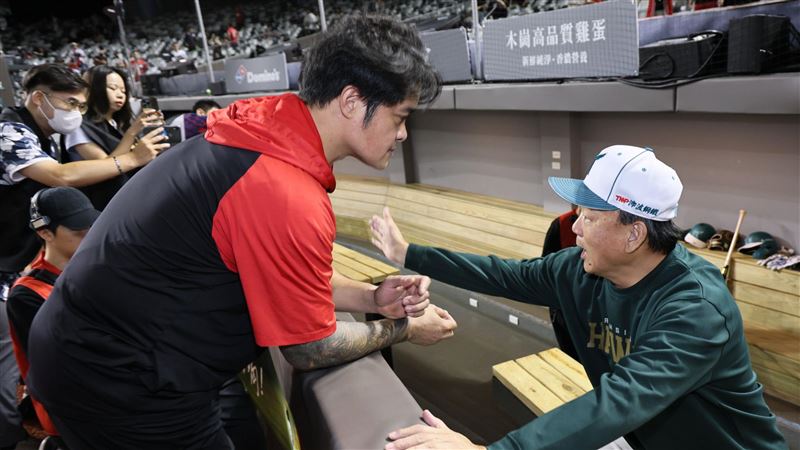 林智勝無預警跑到台鋼雄鷹休息室，與總教練洪一中握手破冰。（圖／味全龍提供）