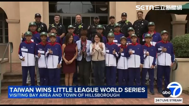 東園國小棒球員在威廉波特世界少棒聯盟錦標賽（Little League World Series）拿下冠軍後，在美國當地名聲大噪，華特迪士尼公司旗下的ABC新聞台還專程詢問行程採訪。（圖／北美台灣一級棒聯盟授權提供）
