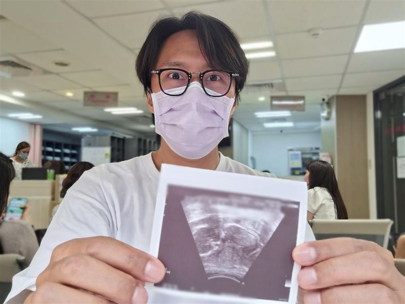 張啟樂去年透露已婚多年，太太是台灣人，他在社交平台分享胎兒超音波照片，宣布將於今年11月底升格為新手爸爸。（圖／翻攝自張啟樂FB）
