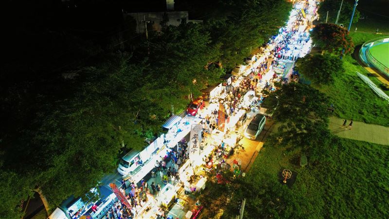 苗栗貓裏喵夜市上月21日開幕，現場有超過300間攤販，人潮非常多。（圖／翻攝自臉書社團「苗栗大小事」）