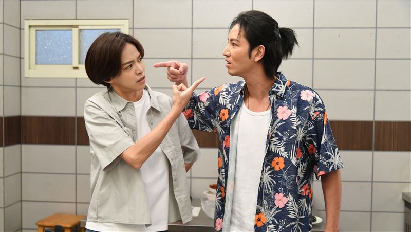 台8名模「轉性」帥炸！一坐下就雙腿大開