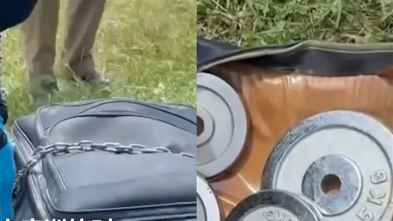 行李箱外頭被上了鐵鍊枷鎖，裡面還放了槓片。(圖／翻攝泰國媒體khaosod)