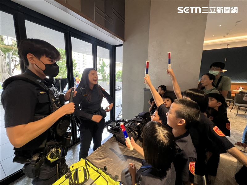 南市警五分局員警介紹身上各種裝備，小小警察熱烈搶答回應。（圖／記者林昱孜攝影）