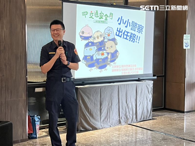 南市警五分局副分局長陳柏宇向小小警察們進行交通安全宣導。（圖／記者林昱孜攝影）