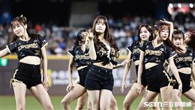 林智勝引退系列賽最終戰，女兒林禹融和小龍女跳開場舞。（圖／記者劉彥池攝影）