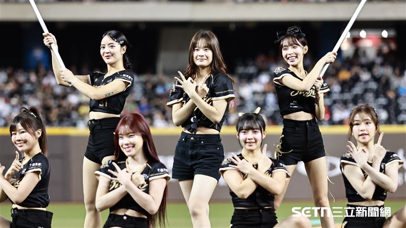 林智勝引退系列賽最終戰，女兒林禹融和小龍女跳開場舞。（圖／記者劉彥池攝影）
