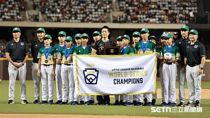 林智勝引退系列賽最終戰，臺北市長蔣萬安和東園國小少棒隊合影。（圖／記者劉彥池攝影）