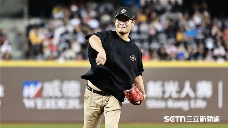 林智勝引退系列賽最終戰，林智勝哥哥林祖懷受邀開球。（圖／記者劉彥池攝影）