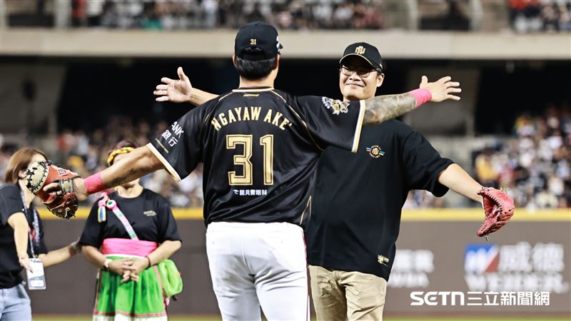 林智勝引退系列賽最終戰，林智勝哥哥林祖懷受邀開球。（圖／記者劉彥池攝影）