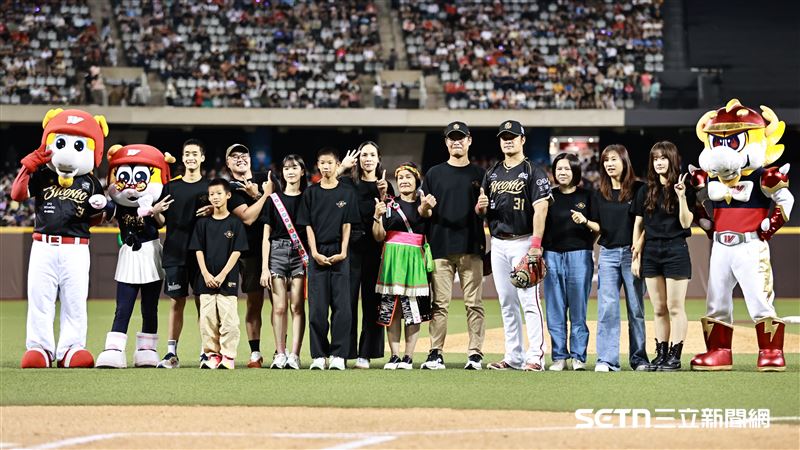 林智勝引退系列賽最終戰，林智勝哥哥林祖懷受邀開球，全家人賽前合影。（圖／記者劉彥池攝影）
