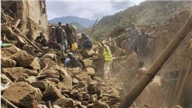 地震造成超過2200人死亡，3640人受傷，塔利班與國際救援團隊在艱困環境中持續搜索生還者。（圖／達志／美聯社，下同）
