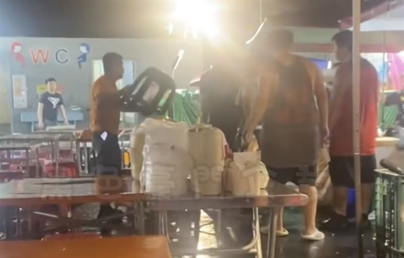 有人拿起一旁的塑膠椅互砸。（圖／翻攝自黑色豪門企業）