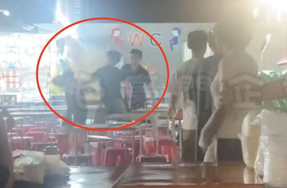 2派黑衣人疑似酒後發生衝突，竟在人潮中揮拳互毆。（圖／翻攝自黑色豪門企業）