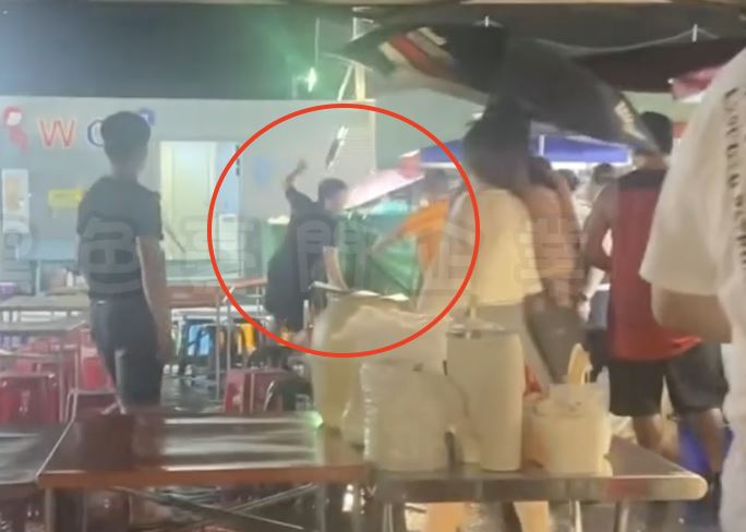 台中旱溪夜市發生暴力事件，兩派人馬疑似酒後發生衝突。（圖／翻攝自黑色豪門企業）