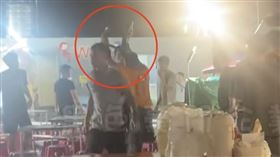 台中旱溪夜市爆全武行！2派黑衣人酒醉「人潮中揮拳互毆」路人險遭波及