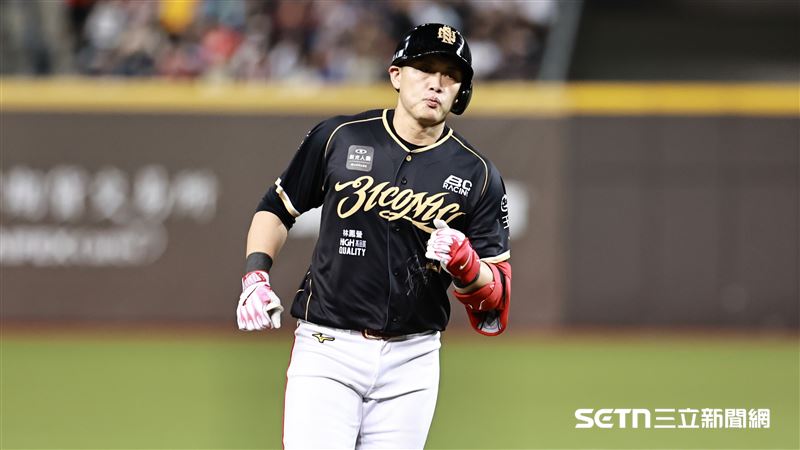 林智勝引退系列賽最終戰，味全龍三壘手劉基鴻炸裂3分砲。（圖／記者劉彥池攝影）