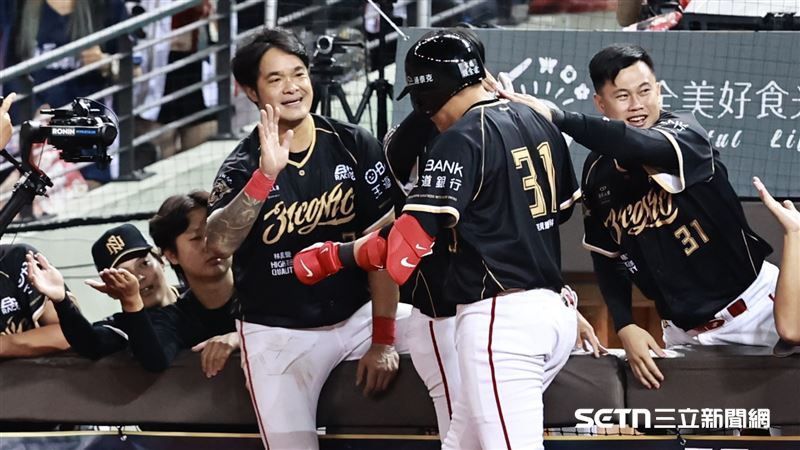 林智勝引退系列賽最終戰，味全龍三壘手劉基鴻炸裂3分砲。（圖／記者劉彥池攝影）