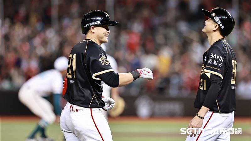 林智勝引退系列賽最終戰，味全龍三壘手劉基鴻炸裂單場第2轟。（圖／記者劉彥池攝影）