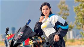 ▲查娜疑似擦撞另一輛突然倒車的車輛，摔到後方卡車輾斃。（圖／翻攝臉書）