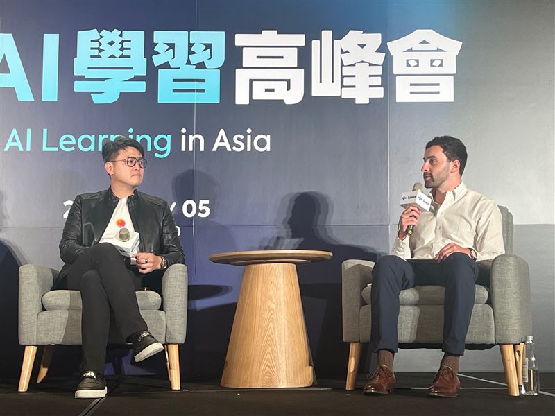 台灣大哥大個人用戶事業商務長林東閔受邀擔任「Speak Summit 2025:亞洲AI學習高峰會」講者 (圖左為林東閔,右為Speak營運長Colton Gyulay)。(圖/電信業者提供)
