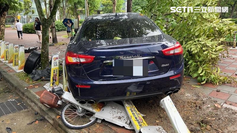 北市劉男駕駛瑪莎拉蒂起步時失控追撞路旁3部轎車、5根UBike樁及1輛UBike。（圖／翻攝畫面）