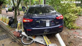 內湖海神起步失控　先撞3車再鏟倒UBike樁