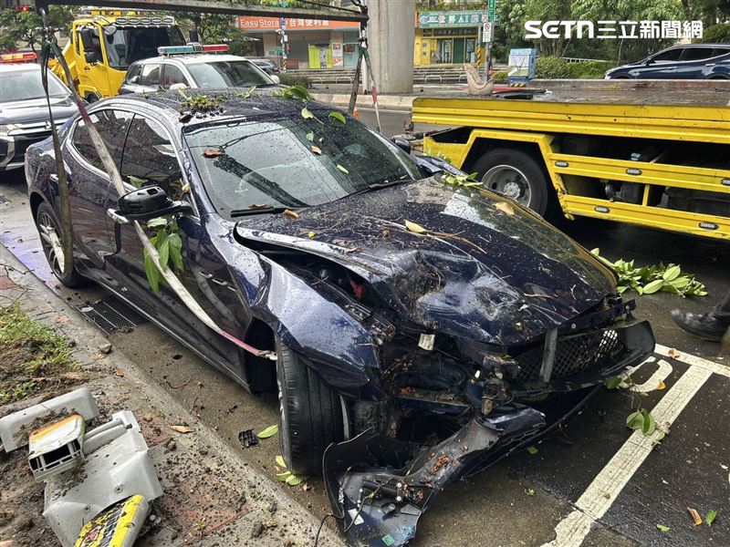 北市劉男駕駛瑪莎拉蒂起步時失控追撞路旁3部轎車、5根UBike樁及1輛UBike。（圖／翻攝畫面）