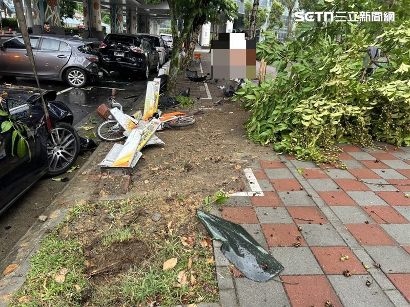 北市劉男駕駛瑪莎拉蒂起步時失控追撞路旁3部轎車、5根UBike樁及1輛UBike。（圖／翻攝畫面）