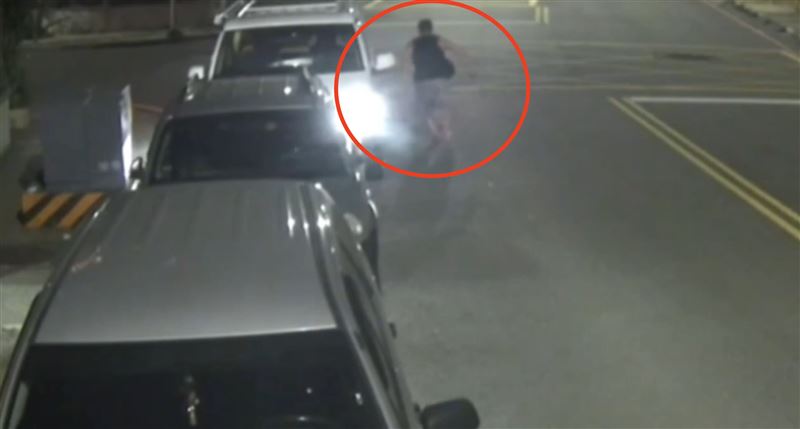 許男肇事後下車落跑。（圖／翻攝畫面）