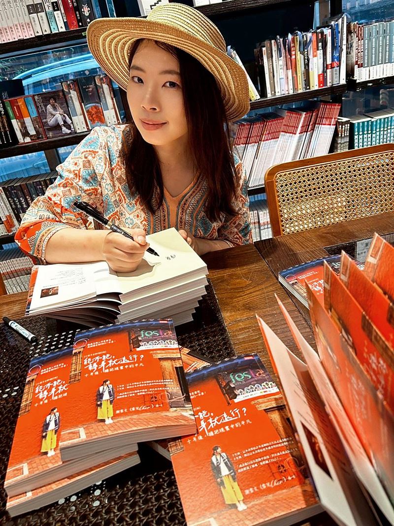 雪兒將自己裸辭環遊世界的經驗出書《能不能，轉身就遠行？》跟大家分享。（圖／翻攝自雪兒 Cher臉書）