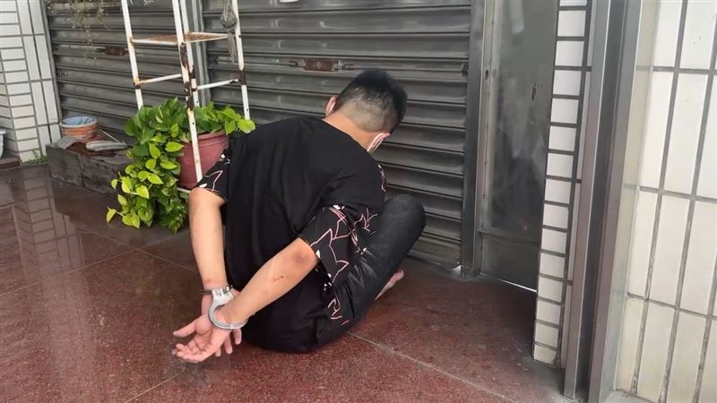 蔡姓嫌犯被拉下車後上銬逮捕。（圖／翻攝畫面）