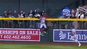 紅襪中外野手拉斐亞拉（Ceddanne Rafaela）上演美技接殺。（圖／翻攝自MLB官網）