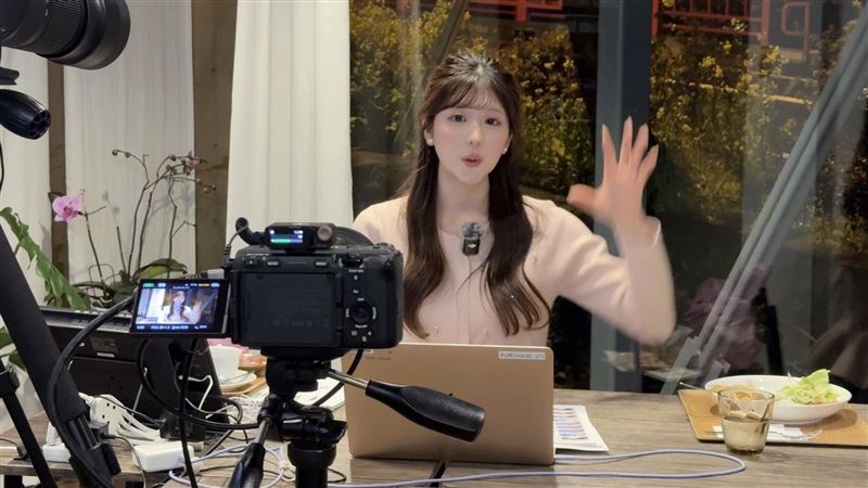 美女主播播報煙火「呆萌反應」影片瘋傳