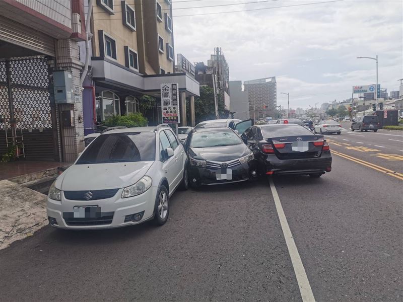 警方前後包抄，但陳男卻試圖撞開人車逃逸。（圖／翻攝畫面）