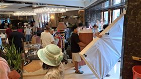 知名連鎖飯店「鮪魚家族」屏東館宣布自9月起暫停營運，展開為期一年的全館改造工程。館方無預警祭出「封館出清」，館內電視、冰箱、沙發、床墊等家具家電全面低價出售，電視一台只要100元。（圖／翻攝自鮪魚家族飯店屏東館臉書）