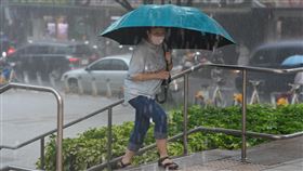 6縣市大雨特報（3）中央氣象署5日中午發布大雨特報，午後對流雲系發展旺盛，易有短延時強降雨。圖為台北市北投區午後下起大雷雨，民眾撐傘快步上階梯。中央社記者徐肇昌攝  114年8月5日