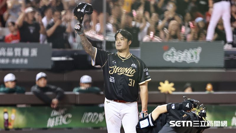 林智勝引退系列賽最終戰，味全龍一壘手林智勝炸裂生涯第305轟。（圖／記者劉彥池攝影）